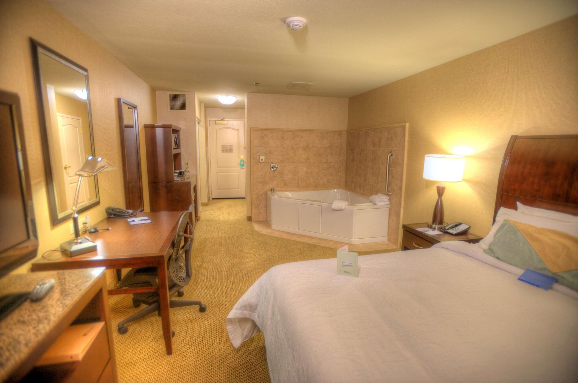 Hilton Garden Inn Omaha East/קאונסיל בלאפס חדר תמונה