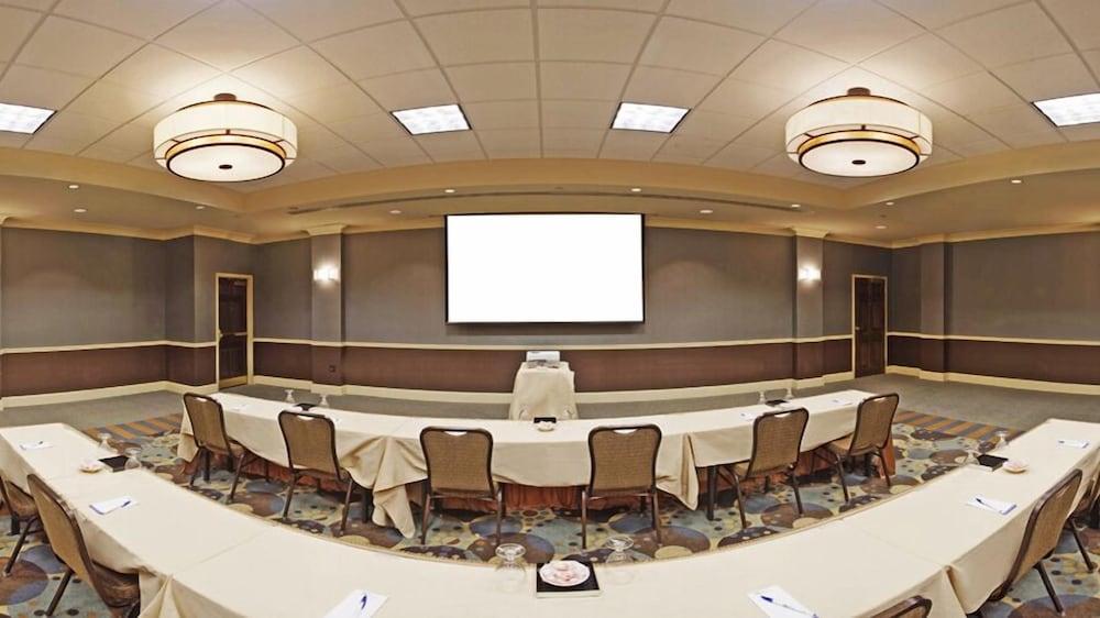 Hilton Garden Inn Omaha East/קאונסיל בלאפס מראה חיצוני תמונה