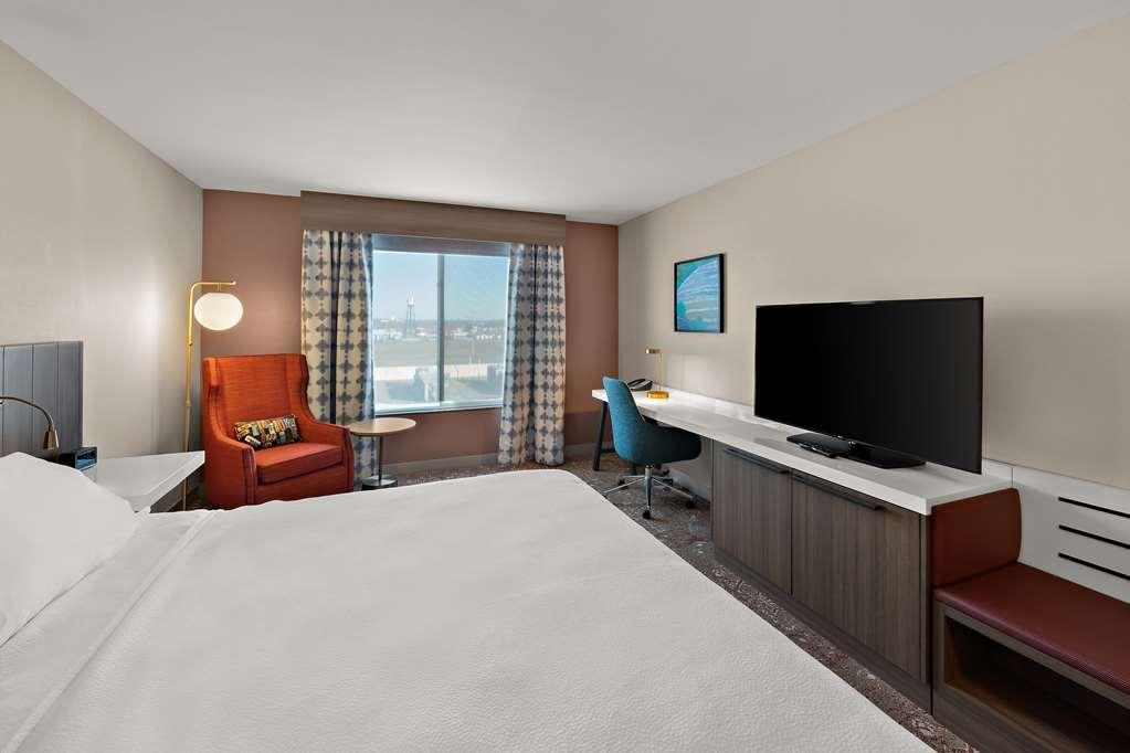 Hilton Garden Inn Omaha East/קאונסיל בלאפס חדר תמונה